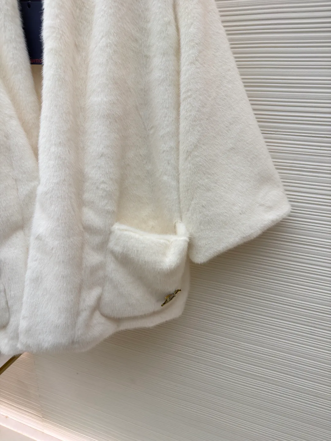 LOUIS VUITTON x Nigo joint mink fur V-neck kimono style fur ●Original version: 169000 purchased and developed ●Item number: 1681868-C30 ●Fabric: mink fur fabric ●Technology: Positioning cutting machine ●Color: white ●Version: version ●Weight: about 910 grams ●Size: 46-48-50-52 ●Description: - The fabric is made of high-quality North American mink hair, which is hand-sorted and screened to ensure uniform hair needle length and fluff density, smooth touch and strong luster. The tailoring adopts an unlined minimalist structure, and is stitched by hand to avoid stitching marks that damage the overall texture. The neckline is designed with a wide fold, and the edges are trimmed with invisible hand stitching, so that it drape naturally without being stiff. The cuffs are made of the same material and are furred, and a thin interlining is added on the inside to keep them fluffy and not easily deformed. The pockets are embedded in design, and the edges of the openings are hand-stitched to seamlessly connect with the texture of the body. The interior is equipped with the brand's exclusive satin lining, the label is fixed with a custom hanging chain, and the details reflect high-end craftsmanship standards. The overall wiring is straight and delicate, the fabric is comfortable and soft, and the color is consistent without color difference. It can be matched with the same style to create a fashionable look and control various occasions. Customized accessories, complete with three standards, same style for men and women!